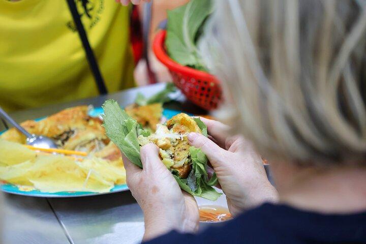 Saigon Night Street Food y City Tour en Scooter