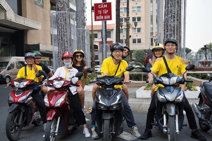 Saigon Night Street Food y City Tour en Scooter