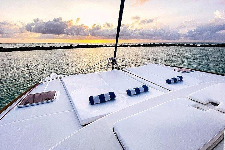 3 - Hour 38' Lagoon Private Catamaran mit Snacks und Open Bar