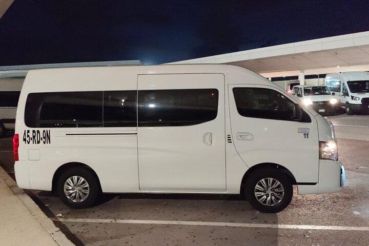 Hin- und Rücktransfer vom Flughafen Cancún zum Hotel in Cancún bis zu 8 Personen