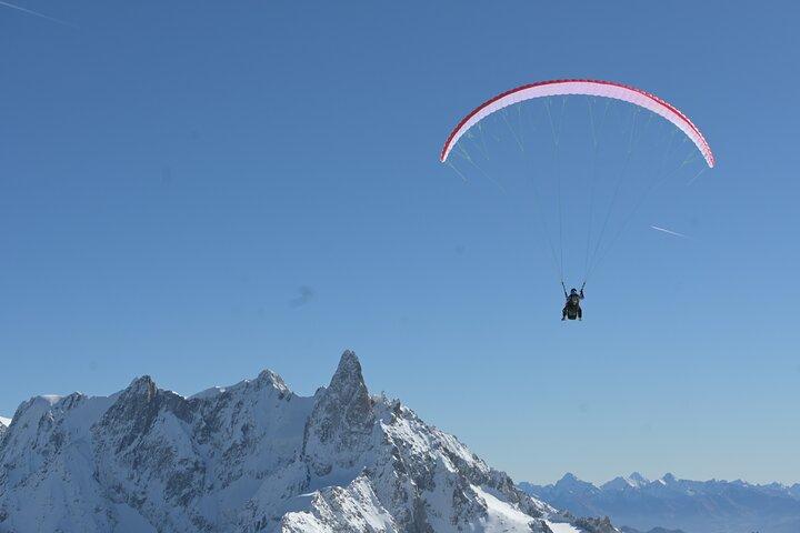 Flight EN Paragliding in front of Mont Blanc