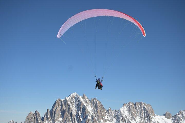 Gleitschirmflug vor dem Mont Blanc