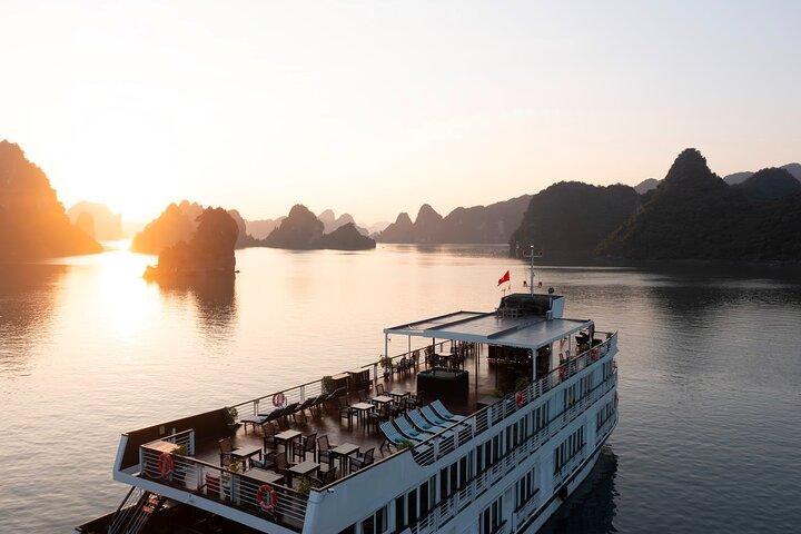 2D1N Bai Tu Long Bay från Hanoi med premiumkryssningsupplevelse