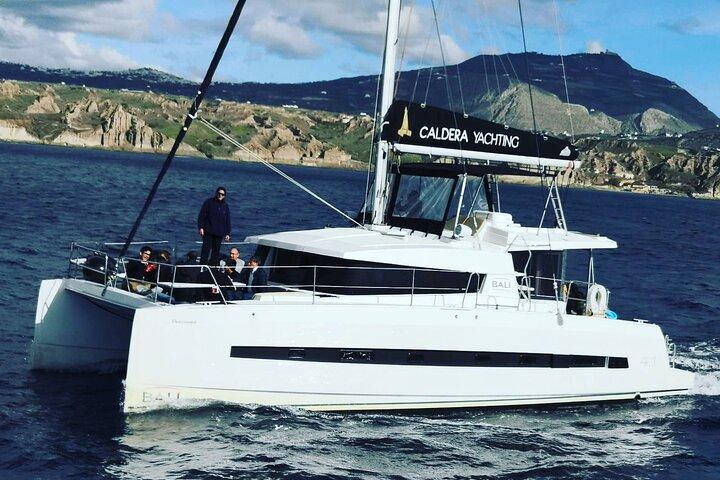 Santorini Adventurous Catamaran Experience com snorkeling