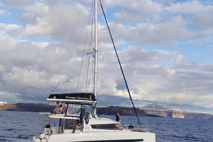 Santorini Adventurous Catamaran Experience com snorkeling