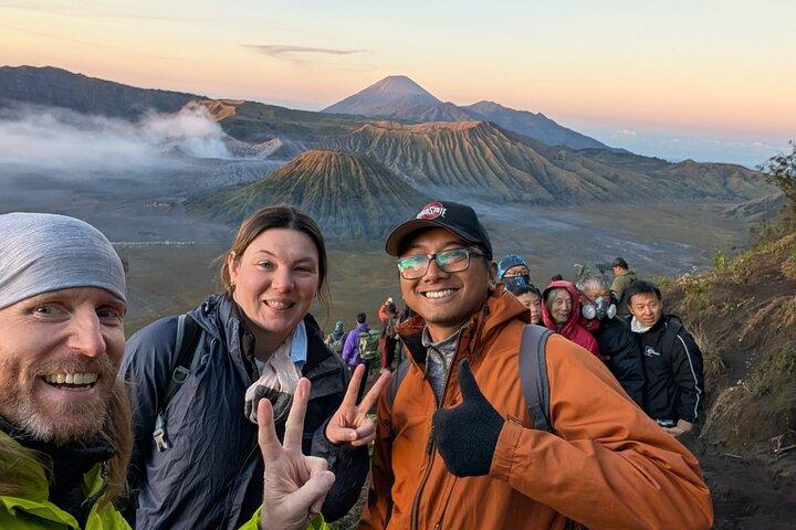 ブロモ山プライベート日帰りツアー火口体験とサンセット鑑賞