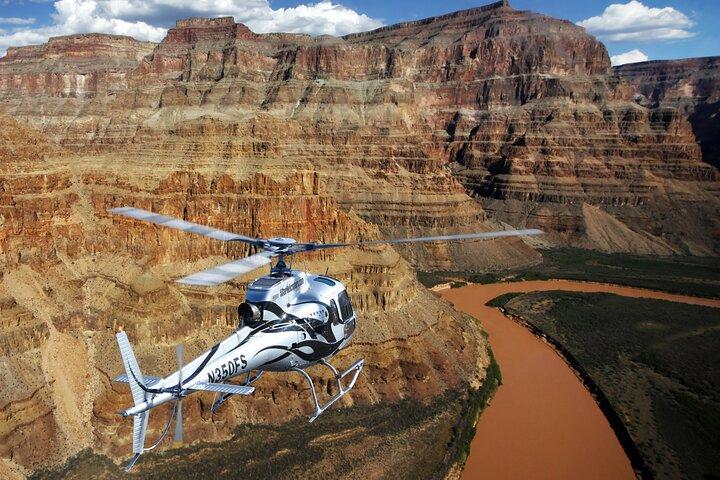 Tour en helicóptero de lujo por el borde oeste del Gran Cañón desde Las Vegas