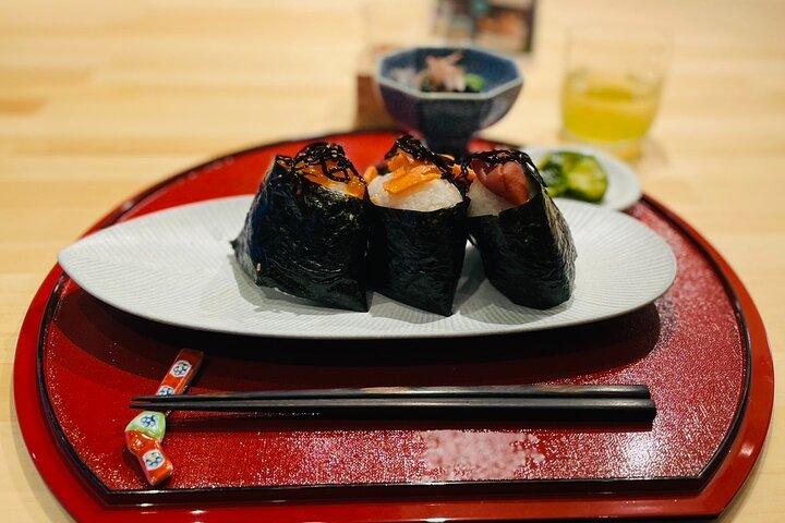 Upptäck Japanska Umami: Onigiri & Dashi Masterclass i Tokyo