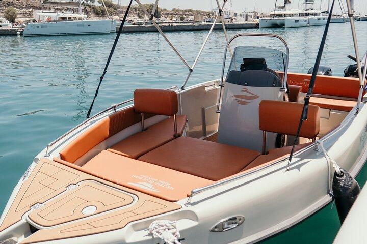 Santorini: Alquiler de barcos de lujo sin licencia: medio día o día completo