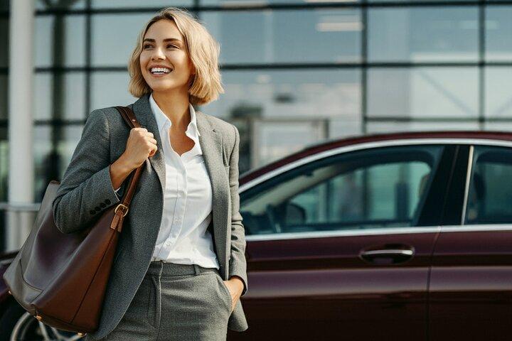 Transferência de Aeroporto para Mulheres em Sedan Privado - Seguro e confortável