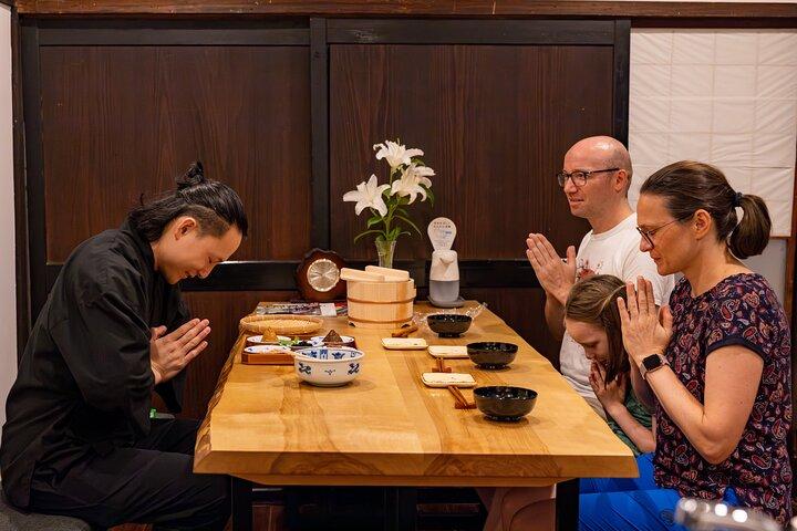 仏教寺院で高山おにぎりと味噌汁作り