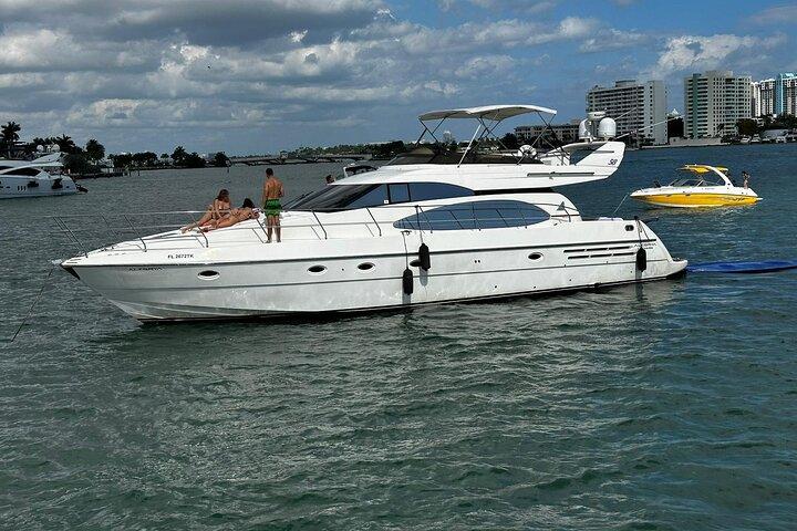 62ft + KOSTENLOSE STUNDE Miami Yacht Vermietung 3 - 6 Stunden bis zu 13 Personen