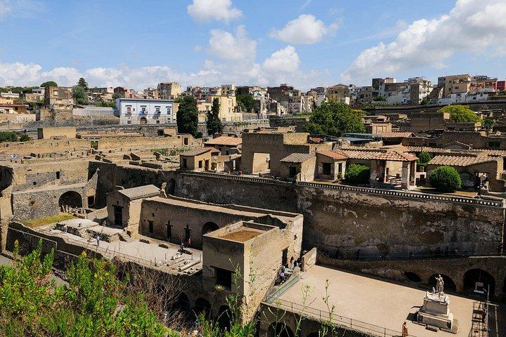 ヘルクラネウムのガイドツアー：古代ローマの家を巡る旅