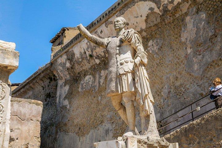 ヘルクラネウムのガイドツアー：古代ローマの家を巡る旅