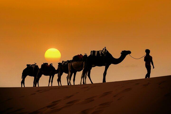 Tour privado de 4 días por el desierto de Merzouga desde Marrakech y Camello Trek