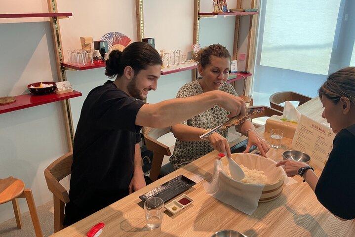 Cozy Tokyo Class: Ramen, Sushi, Sake Pairing & Intercâmbio Cultural