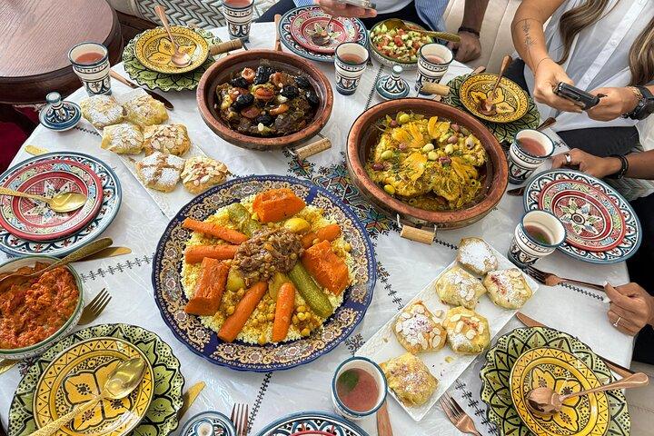 Cozinhe comida marroquina e experimente roupas tradicionais como um local