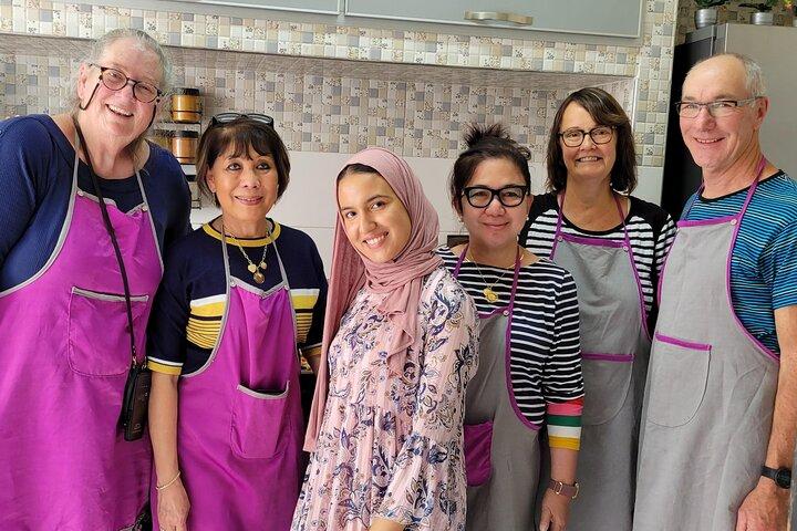 Cozinhe comida marroquina e experimente roupas tradicionais como um local