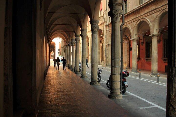 Bologna Essentials Private Wanderung mit Ortskundiger Reiseleiter