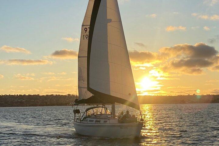 Hoteller i nærheden af Deluxe Sunset & Day Sail Small Group