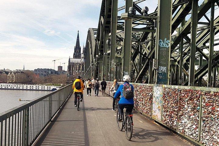 ケルン2時間ガイド付き自転車で5大見どころへ
