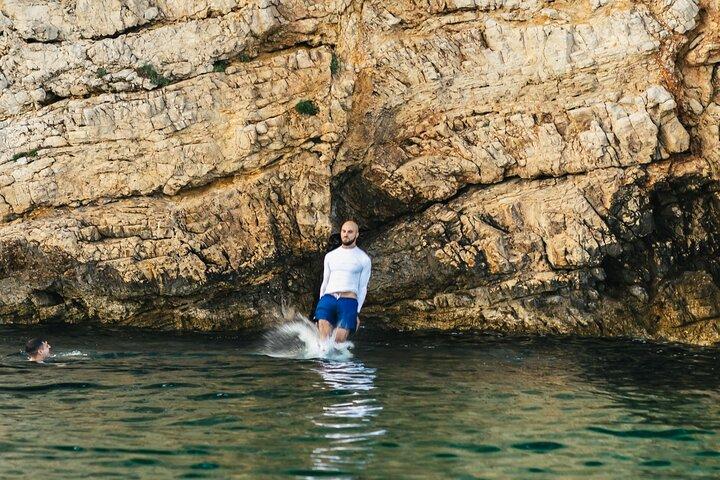Pola : tour in kayak della costa nascosta con snorkeling e salto sulla scogliera