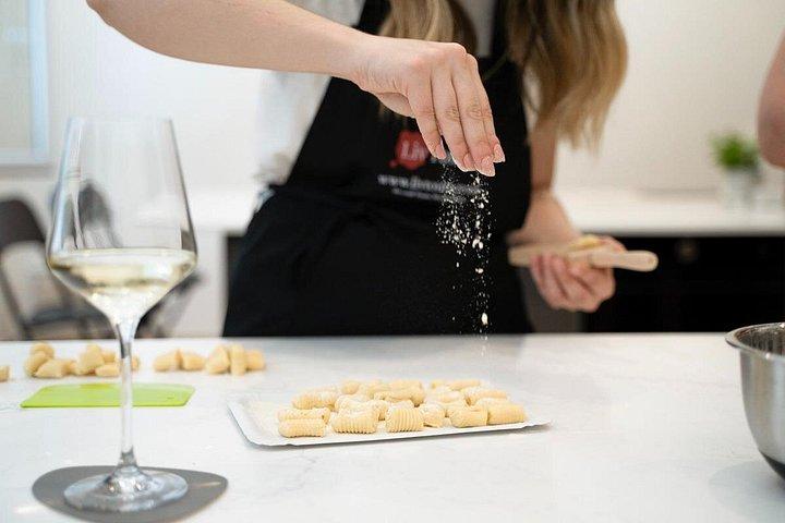 トリオンファーレ市場見学とニョッキ料理教室（マスターシェフ付き）