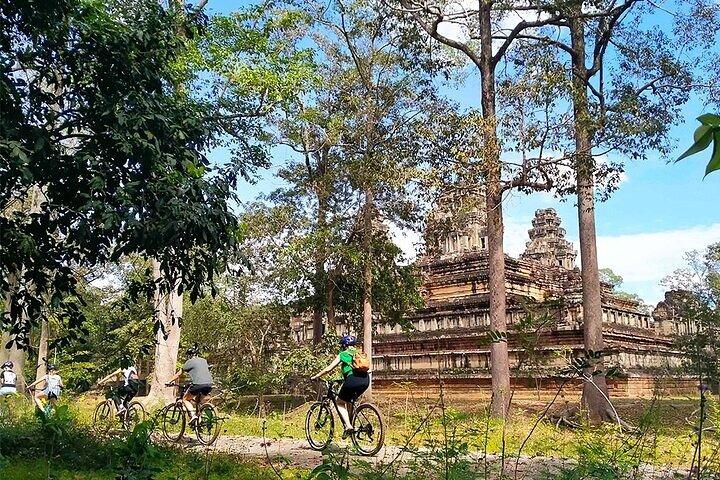 Angkor Wat Sunrise or Sunset Tour with Guide