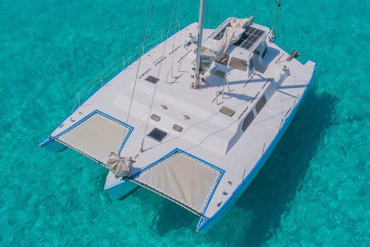 Tour privado en catamarán al atardecer