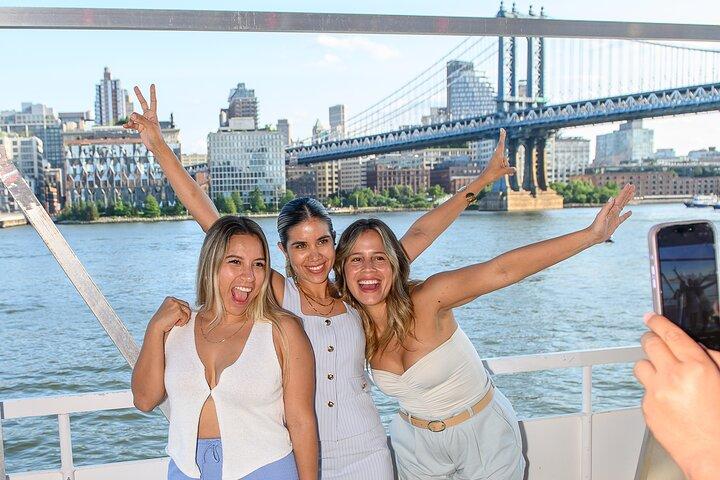 NYC Sunset Cruise mit DJ, Skyline & Freiheitsstatue