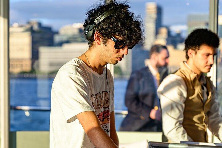 NYC Sunset Cruise mit DJ, Skyline & Freiheitsstatue