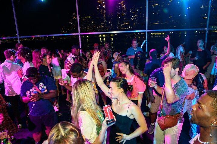 NYC Sunset Cruise mit DJ, Skyline & Freiheitsstatue