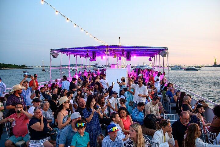 NYC Sunset Cruise mit DJ, Skyline & Freiheitsstatue