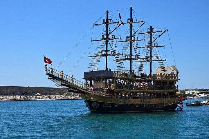 Antalya Pirate Boat Tour med frokost og gratis drikkevarer