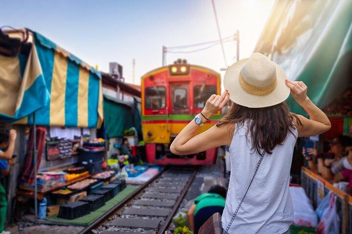 Visita guiada privada al mercado de trenes de Mae Klong y al mercado flotante