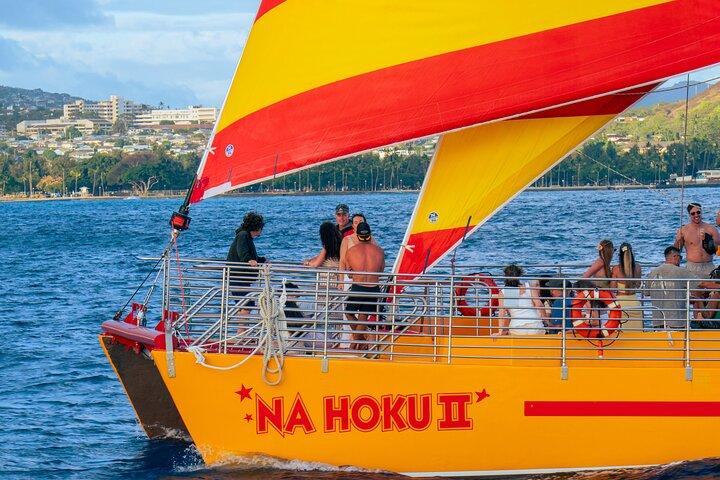 Paseo en barco al atardecer por Honolulu desde el puerto de Kewalo con bebidas incluidas