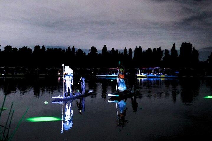ソチミルコの伝説的な死者の日の夜のショー