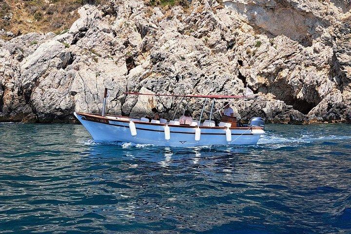 コルフパレオカストリツァリムニビーチでのボート旅行,カステリ,海食洞窟