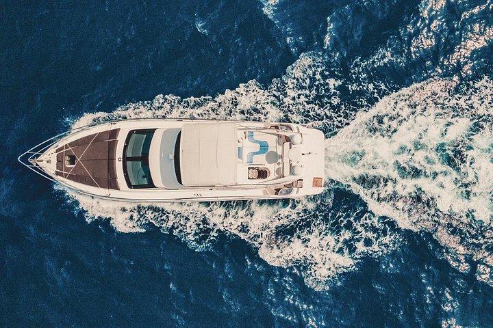 3 - Stunde 50' Azimut Privater Katamaran mit Snacks und Open Bar.