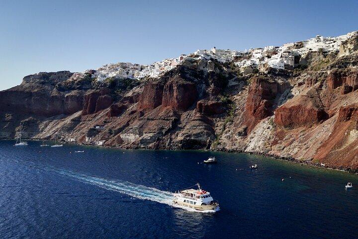 Tour Santorini de Caldera y Atardecer en Oia con barco de fondo de vidrio