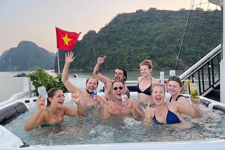 Fra Hanoi: Vibrant 2 - Day Oasis Bay Party Cruise i Halong Bay