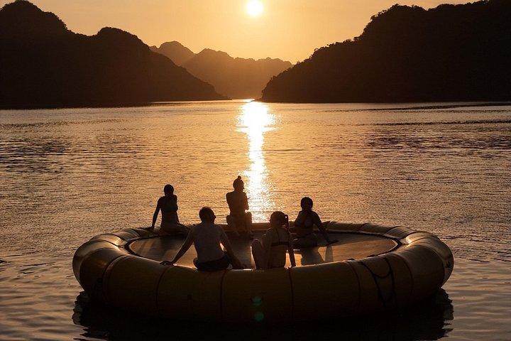 ハノイ発：活気あふれる2 - ハロン湾のオアシスベイパーティークルーズ
