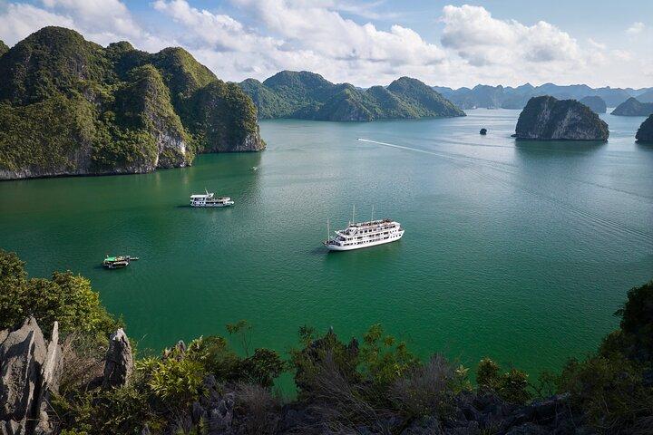 Hera Classic Boutique Cruise – Discover Halong Bay in 2 Days