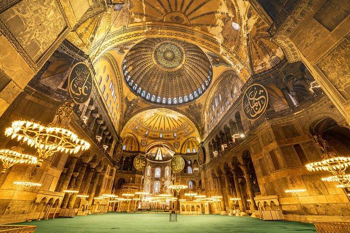Private Post/Pre Cruise Istanbul: Van, Guide & Airport/ Port Drop