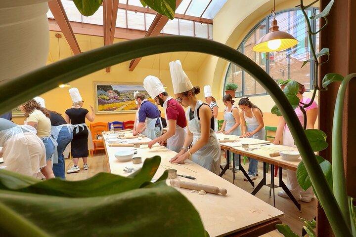 Siena: Corso di Cucina per Piccoli Gruppi Pasta e Tiramisù con Vino