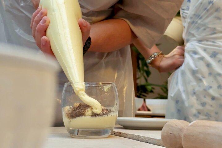 Siena: Corso di Cucina per Piccoli Gruppi Pasta e Tiramisù con Vino