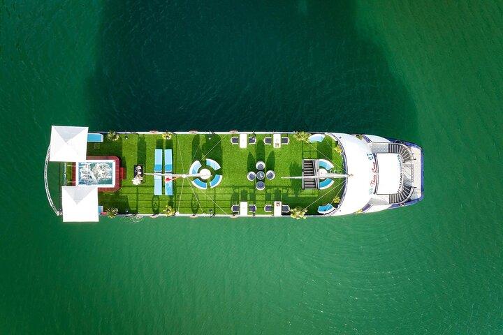 Ha Long 5-stjärnig kryssningsdagstur: Lunchbuffé, jacuzzi och limousine