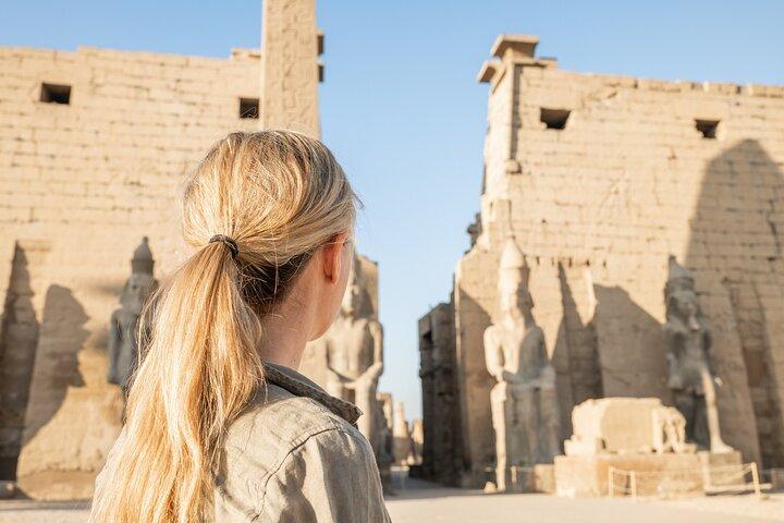 Excursión de un día con todo incluido a las orillas oeste y este de Luxor con almuerzo