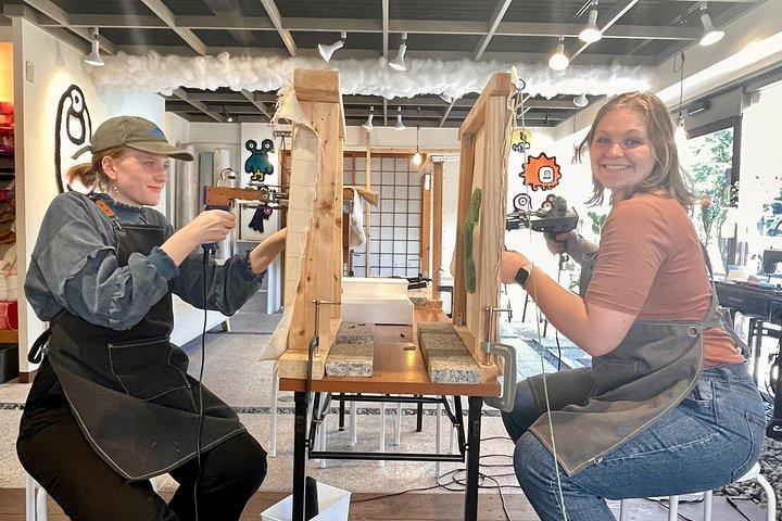 京都：吹き抜けアトリエで鬼・狐・だるまの敷物作り