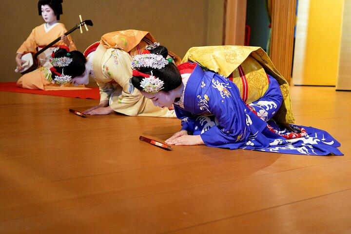 Kyoto : Exklusive Maiko & Geisha Show mit Abendessen, Spielen und Open Bar